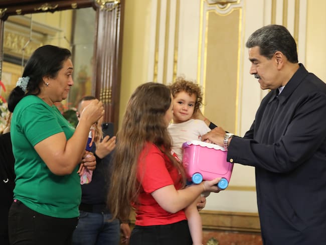 Niña venezolana separada de sus padres durante su deportación en EE.UU., regresa a Caracas Niña venezolana separada de sus padres durante su deportación en EE.UU., regresa a Caracas