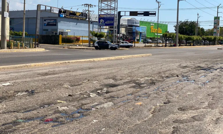 Lluvias y falta de drenaje afectan a más de 100 vehículos en la avenida Guajira
