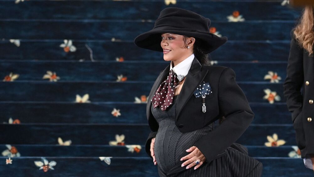 Rihanna anuncia su tercer embarazo en la MET Gala 2025