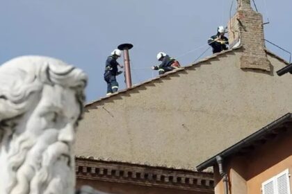 Vaticano instala la chimenea de la Capilla Sixtina para la elección del nuevo Papa