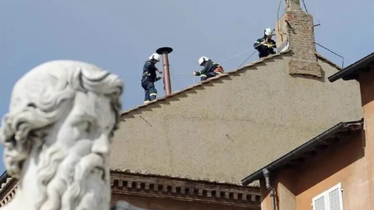 Vaticano instala la chimenea de la Capilla Sixtina para la elección del nuevo Papa