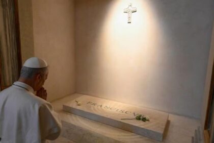 Papa León XIV rinde homenaje a Francisco en su primera salida oficial tras el cónclave