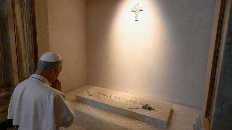Papa León XIV rinde homenaje a Francisco en su primera salida oficial tras el cónclave Papa León XIV rinde homenaje a Francisco en su primera salida oficial tras el cónclave