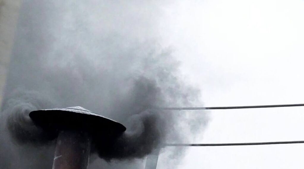 Humo negro en el Vaticano, el Cónclave continuará la mañana de este jueves humo negro