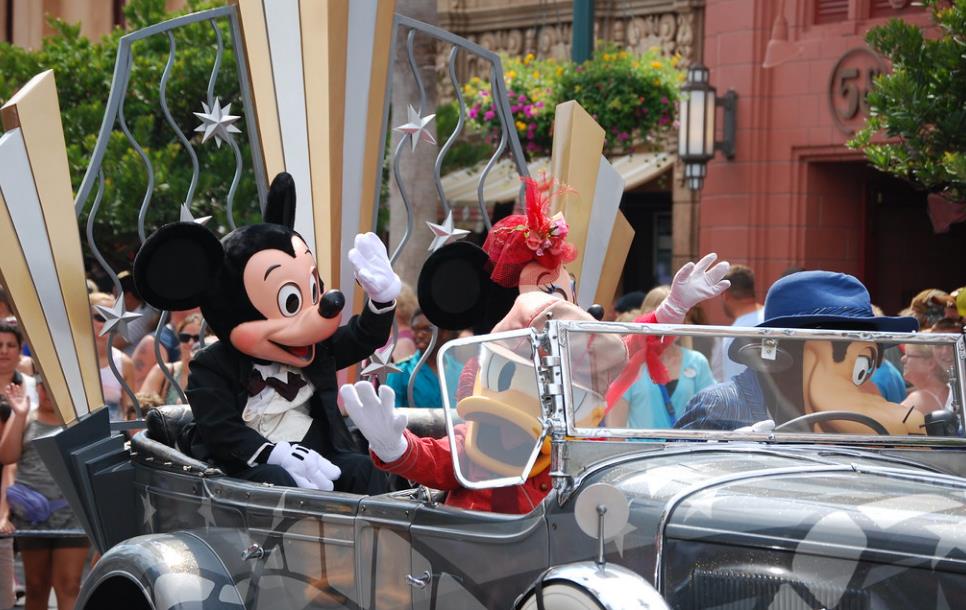 Disney despide a venezolanos en Florida tras fallo de la Corte Suprema sobre TPS