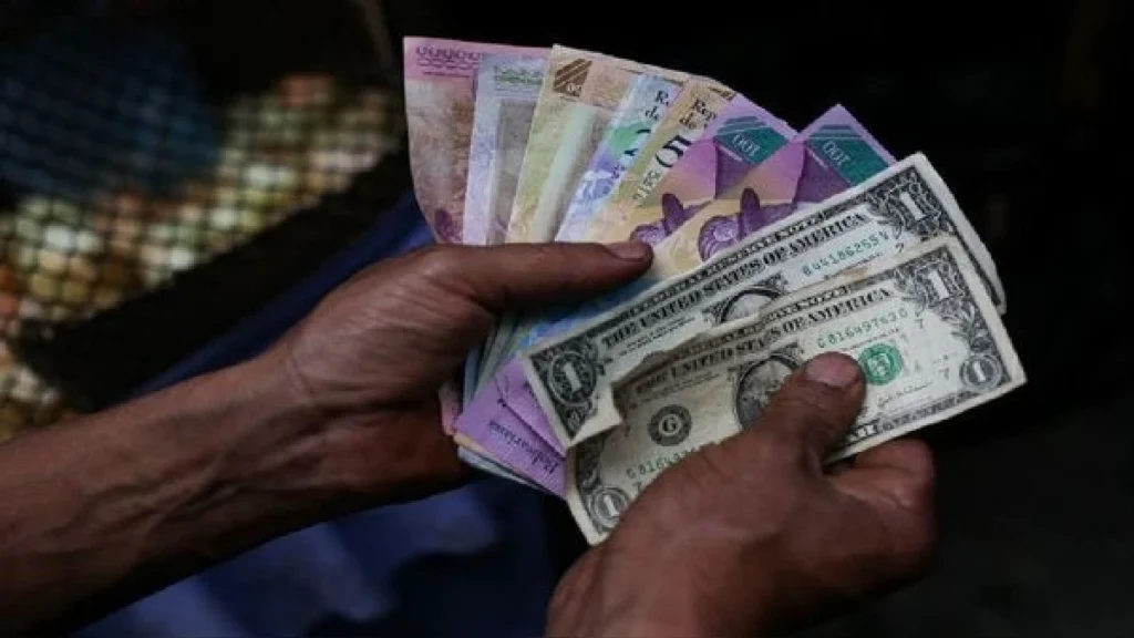 Gobierno venezolano detiene a 25 personas por promoción del dólar paralelo en todo el país