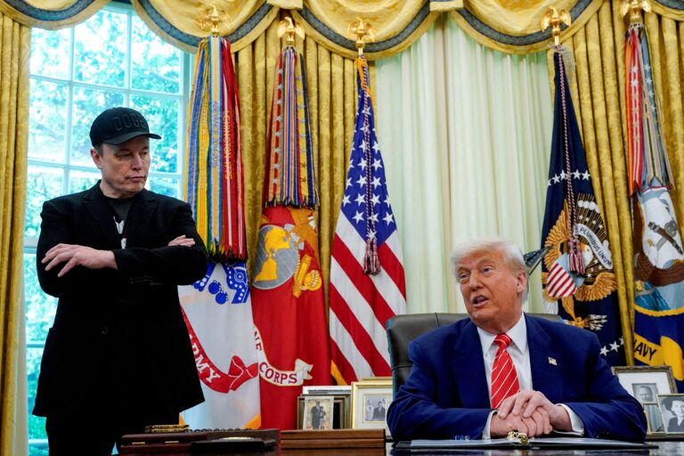 Elon Musk se ‘alía’ con Trump y le planta cara a Irán con un desafío al régimen de los ayatolás: “Los haces están encendidos”