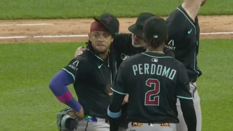 Ketel Marte, beisbolista de Diamondbacks, llora tras insulto de un aficionado a su madre fallecida; MLB veta al fan de todos los estadios