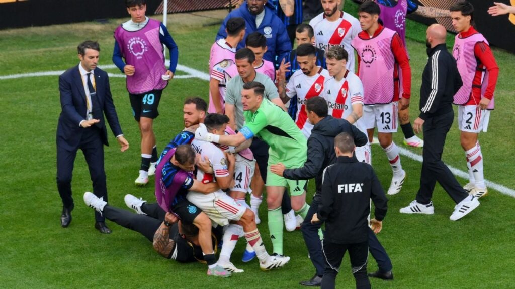 ¡Corretiza del ‘Huevo’! Marcos Acuña, defensa de River, persigue a Dumfries buscando pelea tras derrota ante Inter en el Mundial de Clubes