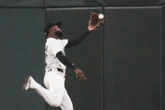 Luis Robert Jr. abandona juego de Medias Blancas por aparente lesión en la corva