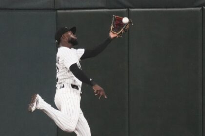 Luis Robert Jr. abandona juego de Medias Blancas por aparente lesión en la corva