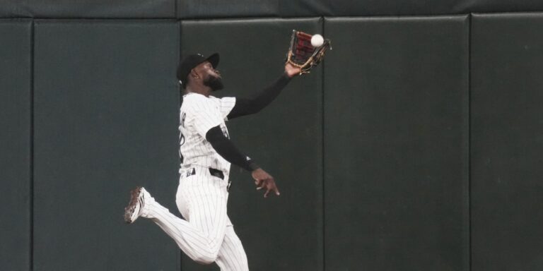 Luis Robert Jr. abandona juego de Medias Blancas por aparente lesión en la corva