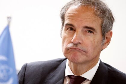 El jefe de la Agencia de Energía Atómica de la ONU, Rafael Grossi, dice que Irán debe mostrar sus instalaciones nucleares para evaluar el daño real