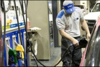YPF baja el precio de la nafta por la noche: cómo y dónde cargar más barato