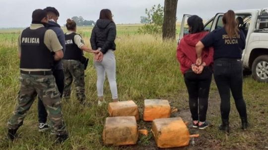 Vuelos clandestinos y una "lluvia narco" de 300 kilos de cocaína: condenaron a la "Reina del Sur" y a sus hijos Vuelos clandestinos y una "lluvia narco" de 300 kilos de cocaína: condenaron a la "Reina del Sur" y a sus hijos