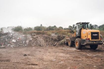 Encontraron muerta a una mujer bajo una montaña de tres metros de basura en Cañuelas