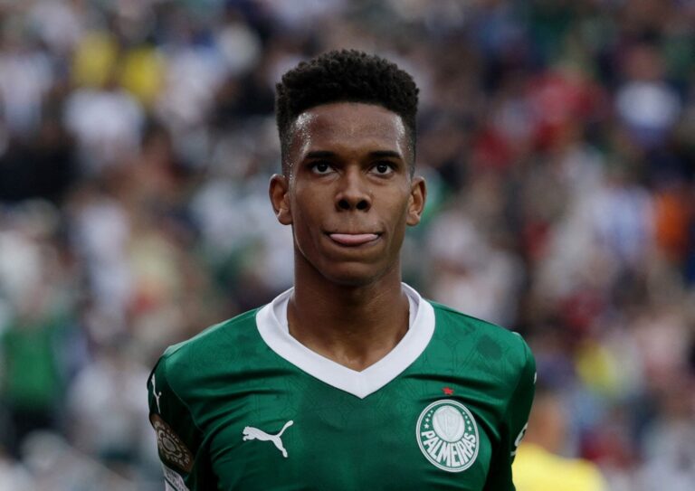Estevão o Igor Jesus, sólo puede quedar uno