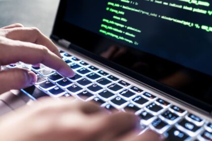 Presuntos hackers iraníes amenazan con publicar correos electrónicos robados a funcionarios cercanos de Trump