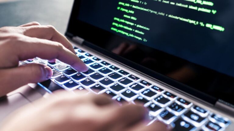 Presuntos hackers iraníes amenazan con publicar correos electrónicos robados a funcionarios cercanos de Trump