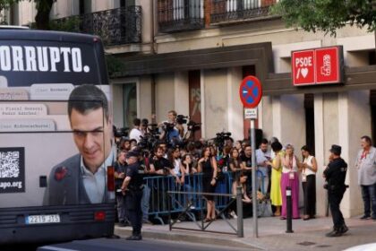 Jaqueado por los escándalos, Pedro Sánchez cambia 'algo' en el PSOE (tratando que no lo cambien a él)