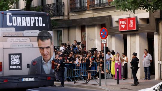 Jaqueado por los escándalos, Pedro Sánchez cambia 'algo' en el PSOE (tratando que no lo cambien a él)