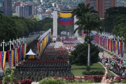 Inicia desfile Aniversario 214º de la Declaración de la Independencia y Día de la FANB