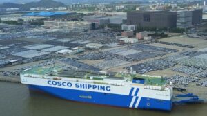 El futuro envidia a China: llegó a Grecia el "Yuan Hai Kou”, un gigante a energía solar con 4 mil autos a bordo…