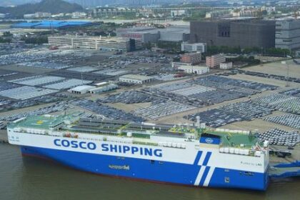 El futuro envidia a China: llegó a Grecia el "Yuan Hai Kou”, un gigante a energía solar con 4 mil autos a bordo...