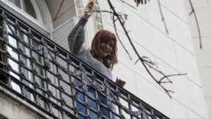 De la cama al living: Cristina Kirchner cumple 20 días de prisión domiciliaria, y se diluye el "efecto balcón"