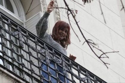 De la cama al living: Cristina Kirchner cumple 20 días de prisión domiciliaria, y se diluye el "efecto balcón"