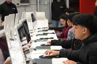Inauguran en la Ciudad un centro gratuito para que adolescentes aprendan programación y robótica