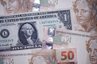 El dólar se dispara en Brasil tras la guerra de aranceles lanzada por Donald Trump y los Bolsonaro piden un indulto
