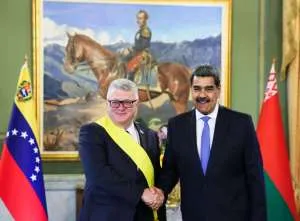 Presidente Maduro condecora a embajadores de Belarús y Líbano