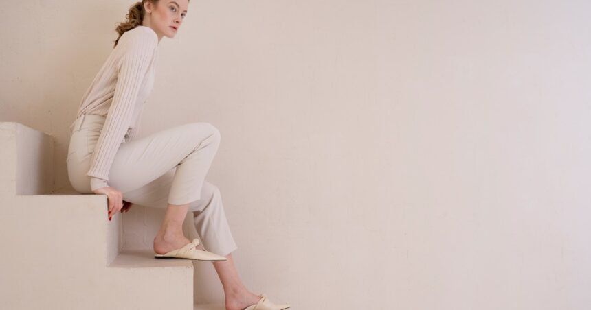 ¿Qué es la tendencia "demure" y cómo revoluciona la moda este 2025?