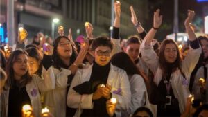 “El Garrahan no se apaga”: trabajadores del hospital pediátrico marchan con velas al Obelisco contra el vaciamiento