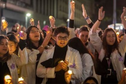 “El Garrahan no se apaga”: trabajadores del hospital pediátrico marchan con velas al Obelisco contra el vaciamiento