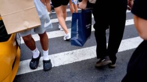 Confianza del consumidor de Estados Unidos sube a máximo de cinco meses debido a repunte bursátil