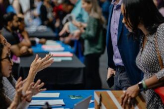 EE.UU. añade 73.000 empleos tras revisiones a la baja en meses previos