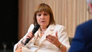 En modo "ministro de guerra cultural", Bullrich defendió el modelo en Córdoba