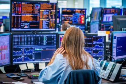 El mercado avanza tras el desembolso del FMI: acciones y bonos suben, mientras el dólar opera estable