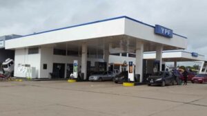 Cómo cargar nafta con hasta 30% de descuento en YPF en agosto del 2025