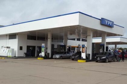 Cómo cargar nafta con hasta 30% de descuento en YPF en agosto del 2025