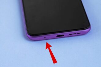 El pequeño orificio en tu celular que pocos cuidan y para qué sirve realmente