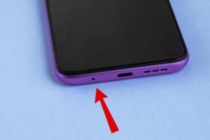 El pequeño orificio en tu celular que pocos cuidan y para qué sirve realmente