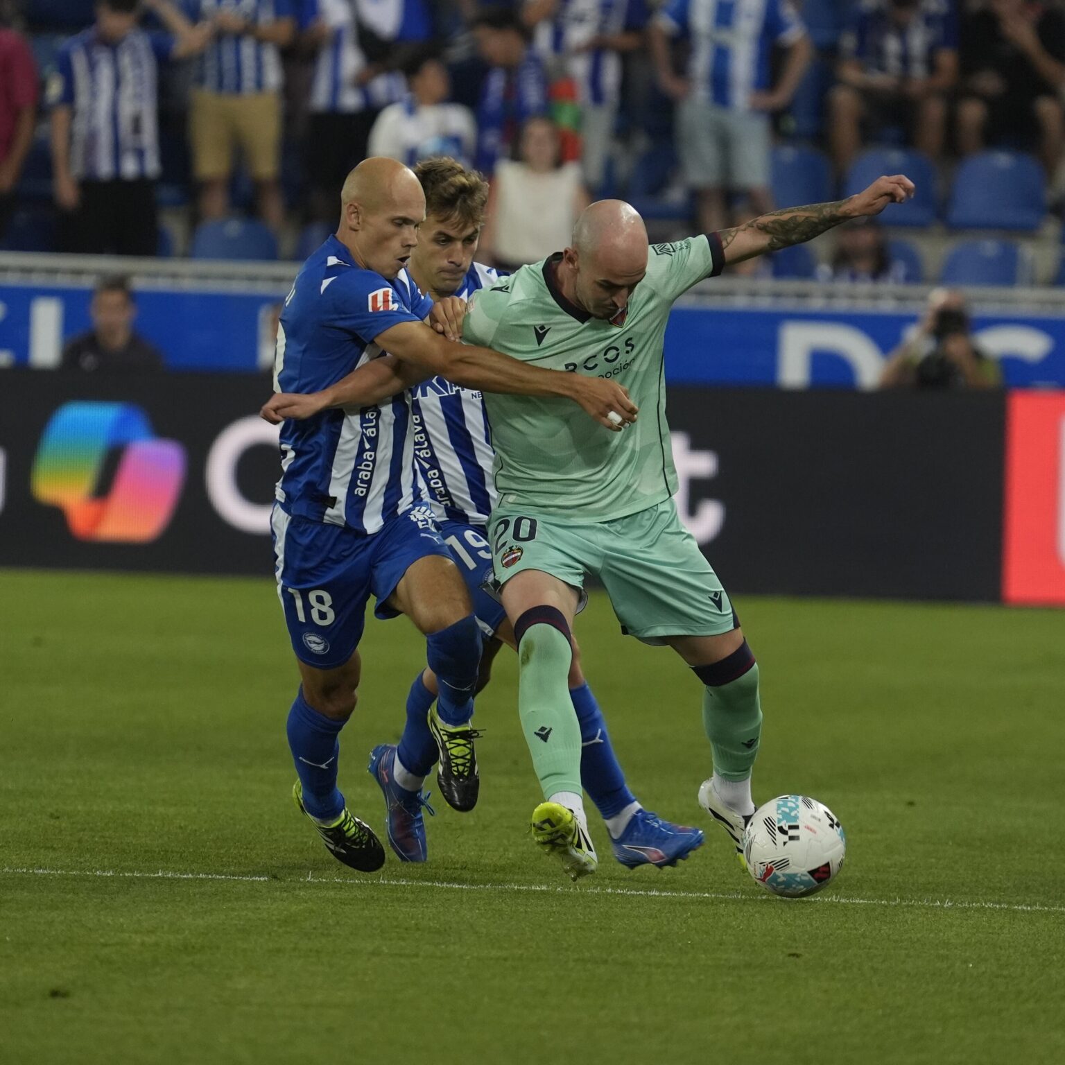 Jon Guridi se convierte en centenario de Primera con el Glorioso