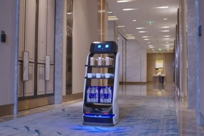 "¿Qué te puedo servir?": los mozos robots ya están entre nosotros, no piden propina y son cada vez más "humanos"