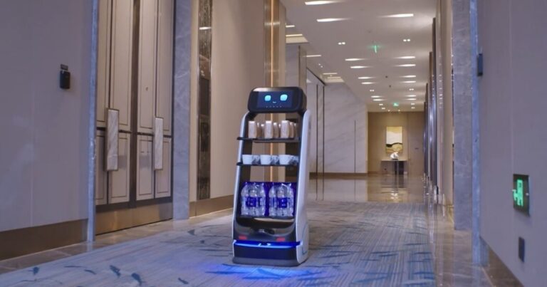 "¿Qué te puedo servir?": los mozos robots ya están entre nosotros, no piden propina y son cada vez más "humanos"