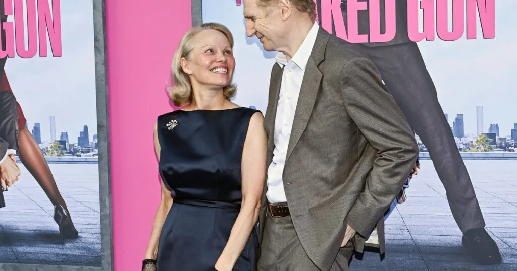Dudas y certezas sobre el romance de Pamela Anderson y Liam Neeson: «Su vínculo es genuino»