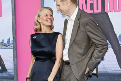 Dudas y certezas sobre el romance de Pamela Anderson y Liam Neeson: "Su vínculo es genuino"