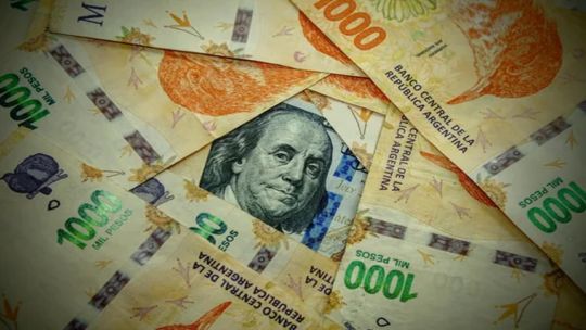 El gobierno dio precisiones sobre cómo seguirán las bandas del dólar y reconoció que el aumento de tasas podría impactar en el consumo